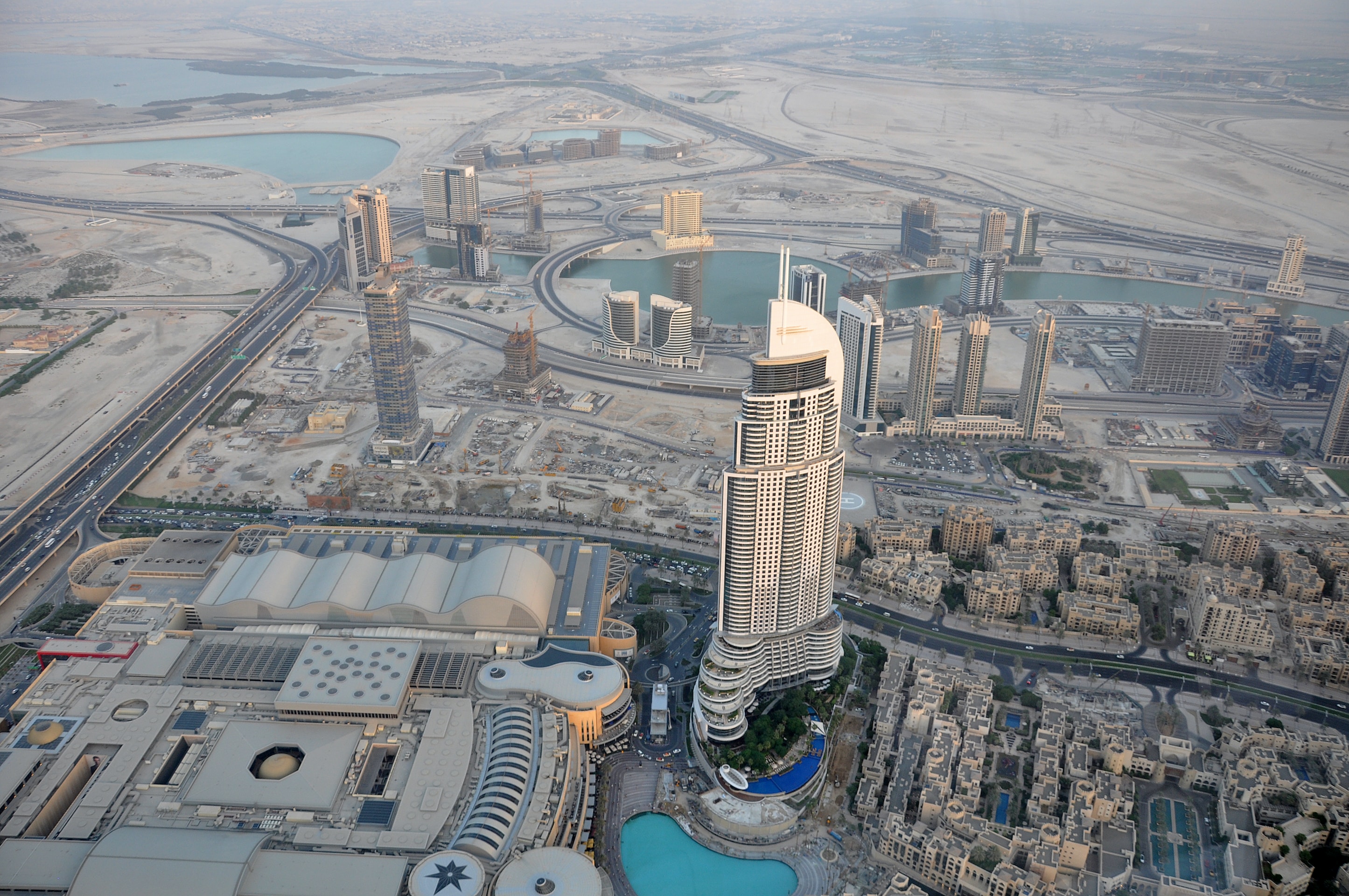 What is the average salary of a real estate agent in Dubai?